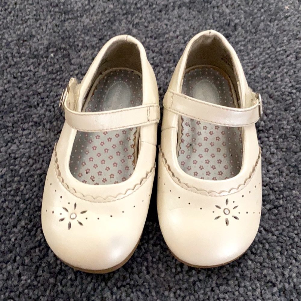 Size 6 toddler girl’s Stride Rite dress shoe